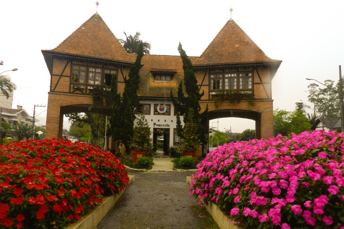 distância de blumenau a pomerode